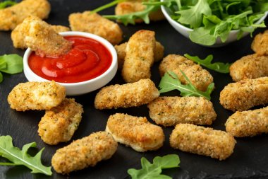 Ketçap sosu ve vahşi roket yaprakları ile ekmek kırıntıları kızarmış mozzarella peynir çubukları