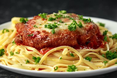 Peynir ve marinara sosu ile tavuk parmesan spagetti, makarna üzerinde servis