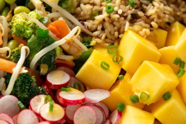 Asya tarzı Vegan salata kase edaame ile, sebze karıştırın-Fry Mix, tam tahıllı pirinç, Quinoa, Mango ile drizzled, biber pansuman