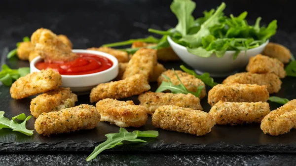 Stekt mozzarellaost pinnar i ströbröd med ketchup sås och vilda raket blad — Stockfoto