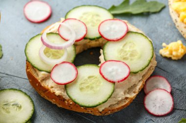 Salatalık, turp ve humus ile Sağlıklı Bagels kahvaltı sandviç