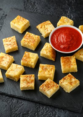 Taş tahta üzerinde domates soslu İspanyol Patates Frittata tapas
