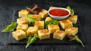 Taş tahta üzerinde domates soslu İspanyol Patates Frittata tapas