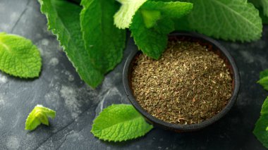 Taze ve kurutulmuş nane kasede. siyah rustik masada