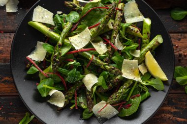 Yeşil sebzeler ve parmesan peyniri ile ızgara Kuşkonus salatası