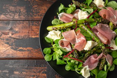 Izgara Kuşkonus, mozzarella peyniri ve yeşil sebzeler ile Parma jambon salatası