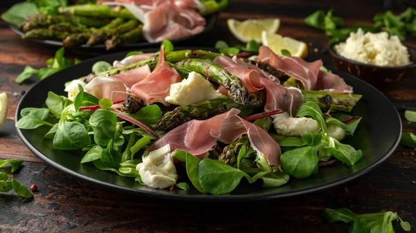 Izgara Kuşkonus, mozzarella peyniri ve yeşil sebzeler ile Parma jambon salatası
