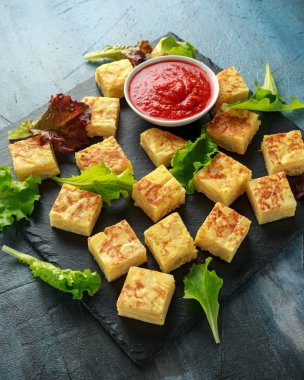Taş tahta üzerinde domates soslu İspanyol Patates Frittata tapas