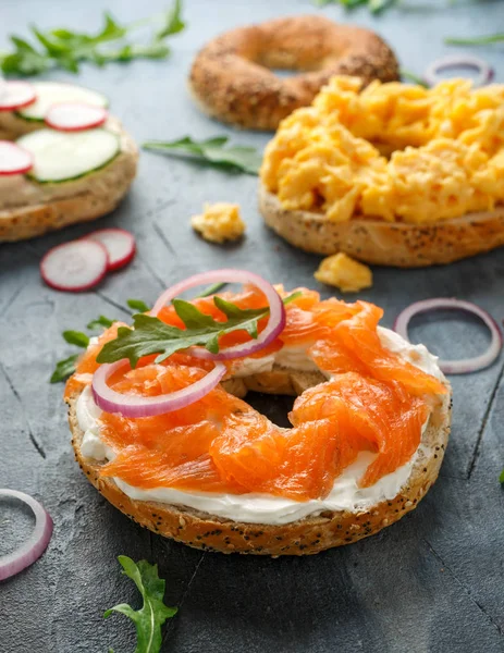 Sano Panino per la colazione Bagels con salmone, uova strapazzate, verdure e crema di formaggio — Foto Stock