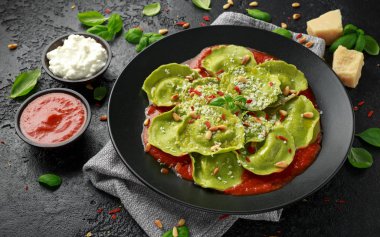 Fesleğen pesto, kremalı ricotta ve gevrek çam fıstığı ile doldurulmuş İtalyan ravioli makarna. Sağlıklı Vejetaryen gıda