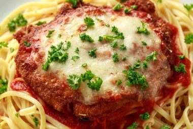 Peynir ve marinara sosu ile tavuk parmesan spagetti, makarna üzerinde servis