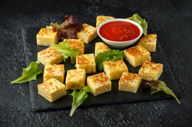 Taş tahta üzerinde domates soslu İspanyol Patates Frittata tapas