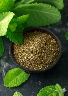 Taze ve kurutulmuş nane kasede. siyah rustik masada