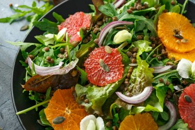 Mercimek vertes, yabani roket, arugula, kırmızı soğan ve kabak çekirdeği serpin ile Portakal ve greyfurt Narenciye salatası