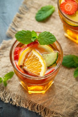 Meyve ve sebze ile Ferahlatıcı Pimms Kokteyl.