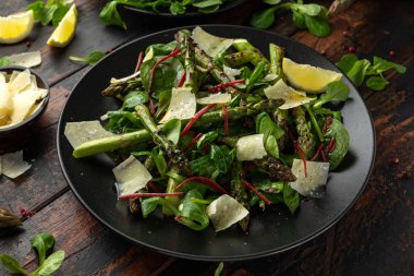 Yeşil sebzeler ve parmesan peyniri ile ızgara Kuşkonus salatası