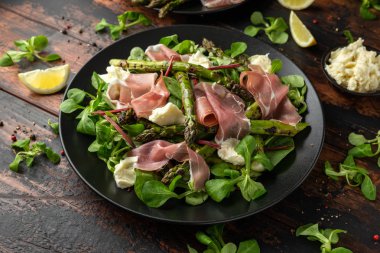 Izgara Kuşkonus, mozzarella peyniri ve yeşil sebzeler ile Parma jambon salatası