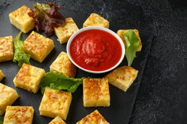 Taş tahta üzerinde domates soslu İspanyol Patates Frittata tapas