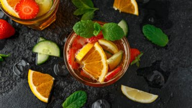 Rustik siyah masada Meyve ve sebze ile Ferahlatıcı Pimms Kokteyl