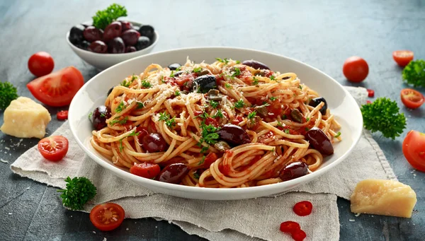 Sarımsak, zeytin, kapari, domates ve anchois balık ile Makarna Alla Puttanesca — Stok fotoğraf