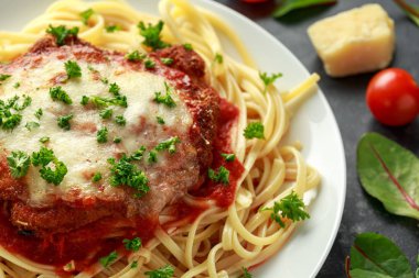 Peynir ve marinara sosu ile tavuk parmesan spagetti, makarna üzerinde servis