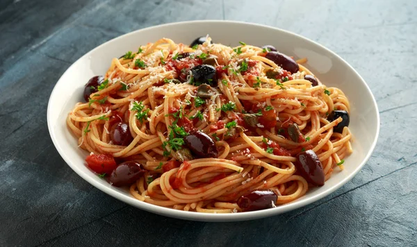 Pasta Alla Puttanesca s česnekem, olivami, kapery, rajčaty a anchois Fish — Stock fotografie