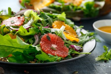 Mercimek vertes, yabani roket, arugula, kırmızı soğan ve kabak çekirdeği serpin ile Portakal ve greyfurt Narenciye salatası