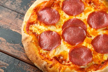 Pepperoni, salam pizza tahta masada. yemeye hazır