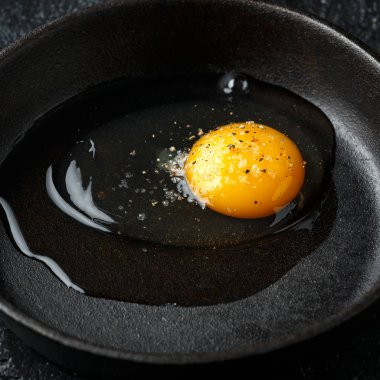 Baharat ile Yumurta dökme demir tavada pişirmeiçin hazır, tavada kızartma