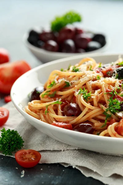 Pasta Alla Puttanesca con aglio, olive, capperi, pomodoro e acciughe — Foto Stock