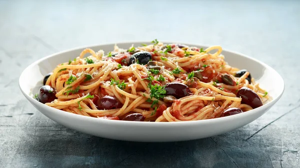 Pasta alla Puttanesca mit Knoblauch, Oliven, Kapern, Tomaten und Sardellen — Stockfoto