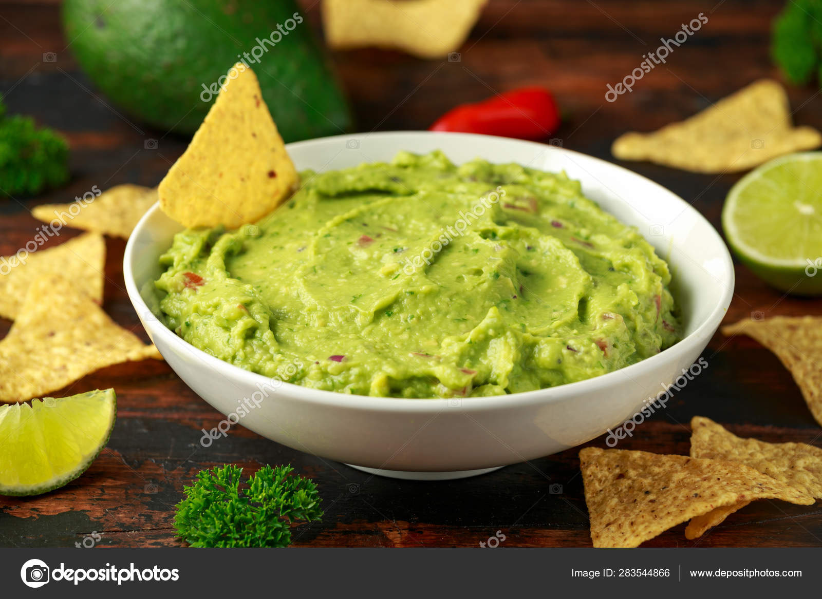 Kom met verse guacamole met nacho's chips kruiden. Gezond veganistisch, groenten eten. ⬇ Stockfoto, rechtenvrije foto door funandrejs@gmail.com