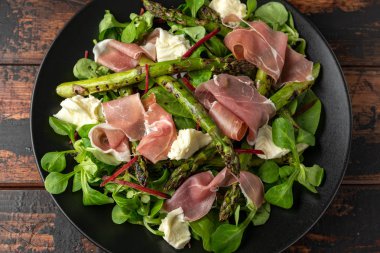 Izgara Kuşkonus, mozzarella peyniri ve yeşil sebzeler ile Parma jambon salatası