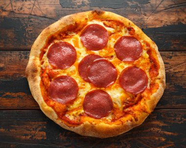 Pepperoni, salam pizza tahta masada. yemeye hazır