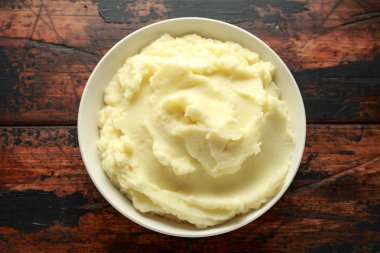 Tahta rustik masada beyaz kase patates püresi. Sağlıklı gıda