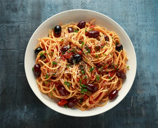 Massa Alla Puttanesca com alho, azeitonas, alcaparras, tomate e anchois — Fotografia de Stock