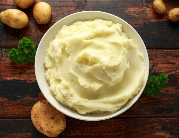 Purê de batatas em tigela branca na mesa rústica de madeira. Alimentos saudáveis — Fotografia de Stock