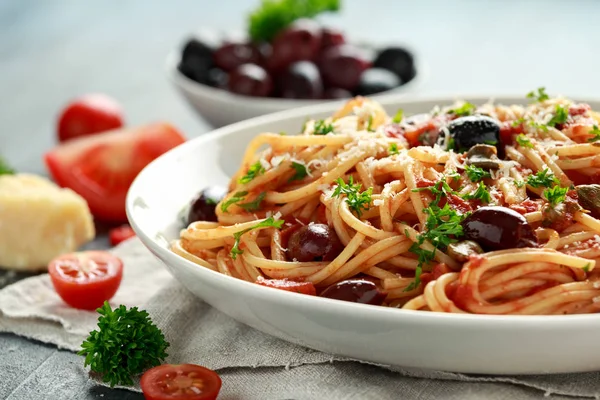 Massa Alla Puttanesca com alho, azeitonas, alcaparras, tomate e anchois — Fotografia de Stock