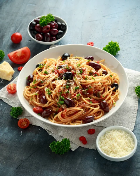 Pasta Allá Puttanesca con ajo, aceitunas, alcaparras, tomate y anchois —  Fotos de Stock