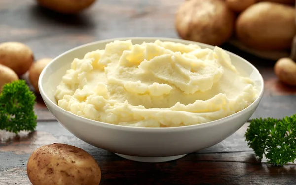 Purê de batatas em tigela branca na mesa rústica de madeira. Alimentos saudáveis — Fotografia de Stock