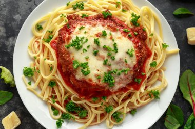 Peynir ve marinara sosu ile tavuk parmesan spagetti, makarna üzerinde servis