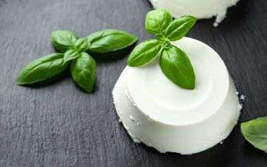 Siyah rustik masada fesleğen yaprağı ile taze Ricotta peyniri. seçilen odak