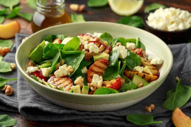 Rustik kasede ıspanak, avokado, ceviz ve beyaz peynirli Yaz Şeftali Salatası. sağlıklı gıda.