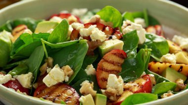 Rustik kasede ıspanak, avokado, ceviz ve beyaz peynirli Yaz Şeftali Salatası. sağlıklı gıda.