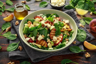 Rustik kasede ıspanak, avokado, ceviz ve beyaz peynirli Yaz Şeftali Salatası. sağlıklı gıda.