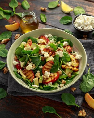 Rustik kasede ıspanak, avokado, ceviz ve beyaz peynirli Yaz Şeftali Salatası. sağlıklı gıda.