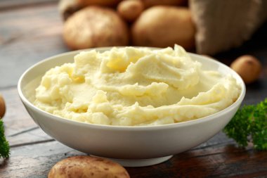 Tahta rustik masada beyaz kase patates püresi. Sağlıklı gıda