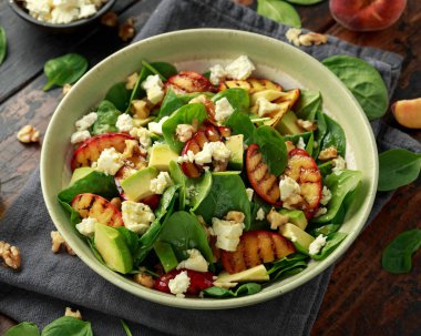 Rustik kasede ıspanak, avokado, ceviz ve beyaz peynirli Yaz Şeftali Salatası. sağlıklı gıda.