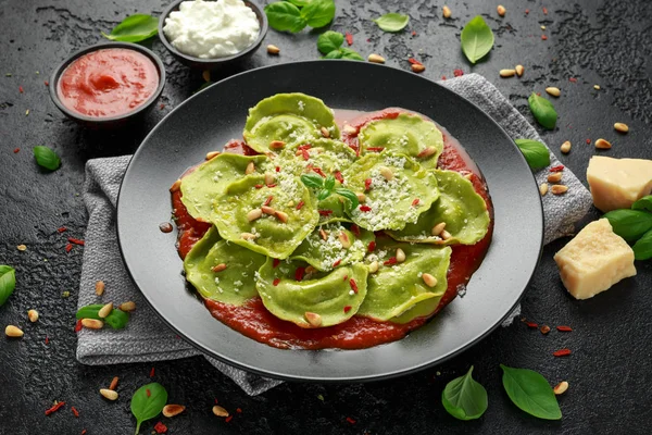 Olasz ravioli tészta bazsalikomos pesto, krémes Ricotta és ropogós fenyőmag. Egészséges vegetáriánus ételek — Stock Fotó