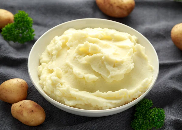 Purê de batatas em tigela branca. Alimentos saudáveis — Fotografia de Stock